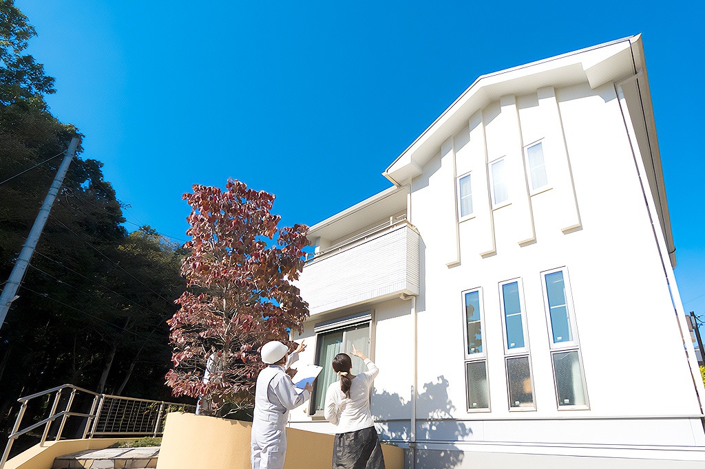 マイホームを購入した方のほとんどは最初の数年しか屋根や外壁を意識的にチェックしない傾向があります。<br />そして、さらに数年後には気にすることもなくなり、メンテナンスがおろそかに…。<br />実際に、何年も放置していて雨漏りなどの目に見える問題が発生してから依頼されるお客様も多くいらっしゃいます。<br /><br />365日雨風にさらされながら、大事な家族を守っている外壁や屋根のこと、もっと考えてあげませんか？<br />草加市に拠点を置く『株式会社アール建装』では屋根・外壁塗装サービスをご提供。<br />ご連絡を頂ければ即日対応し、施工後のアフターフォローも充実。<br />草加市をはじめとした地域の皆さまの快適な暮らしをサポートしています。<br /><br />長く安心して暮らしたいなら、定期的なチェックと意識的なメンテナンスがおすすめ！<br />草加市周辺の方に評判の良い塗装会社をお探しでしたら、『株式会社アール建装』にご依頼ください。